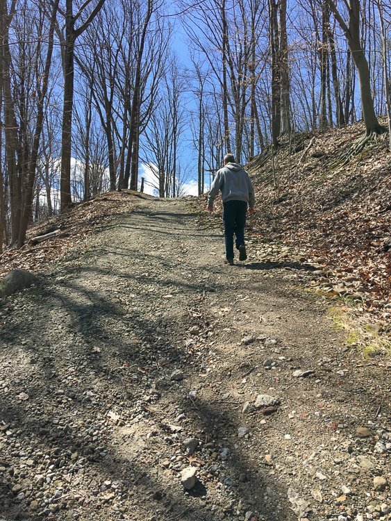 从峡谷到登茨勒小道的路线很陡峭。