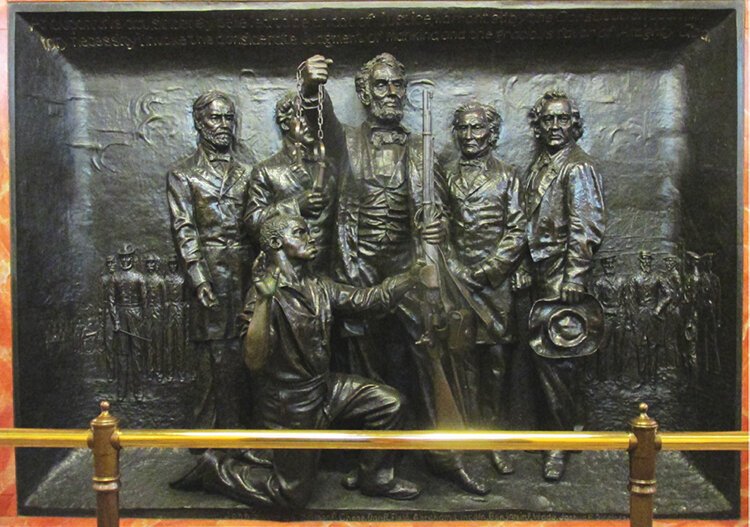 “奴隶的解放”铸青铜浮雕嵌在碑室内部竖井基础的北侧。