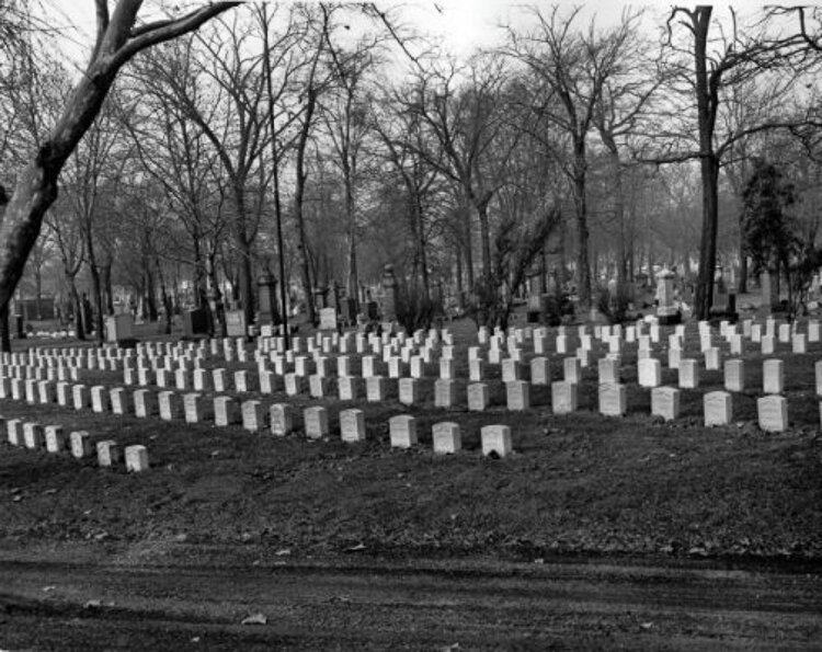 两组坟墓组成了伍德兰公墓的士兵墓地，供内战老兵使用。