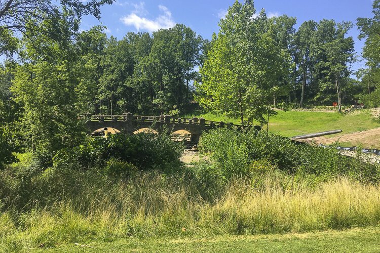 古老的划船池塘桥可以追溯到20世纪30年代