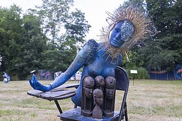 在昆西花园，艺术家阿比盖尔·德维尔(Abigail DeVille)创作了一个半具象和抽象雕塑的户外装置，参考了非裔美国人庭院艺术的传统。