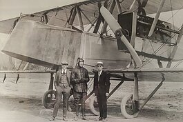 马丁轰炸机由格伦·l·马丁公司制造，该公司后来成为圣克莱尔大道的大湖工厂。左为唐纳德·道格拉斯，道格拉斯飞机公司未来的董事长，右为拉里·贝尔，后来的贝尔飞机公司创始人——大约在1918/ 1919年。