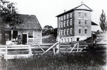 夏克铁匠铺(左)和毛纺厂，约1895年