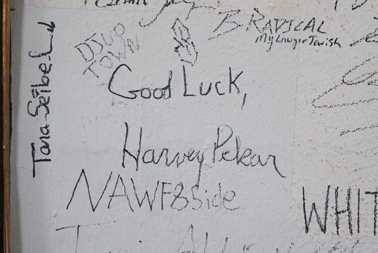 哈维·佩卡尔的签名是多年来革命唱片公司墙上众多签名之一