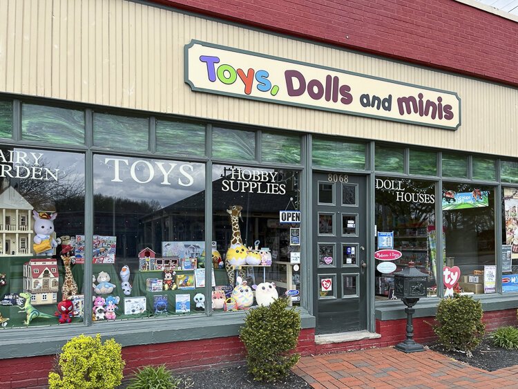 2012年6月，Toys, Dolls and Minis搬到了奥姆斯特德瀑布(Olmsted Falls)一个更大的空间，更多地专注于玩具而不是娃娃