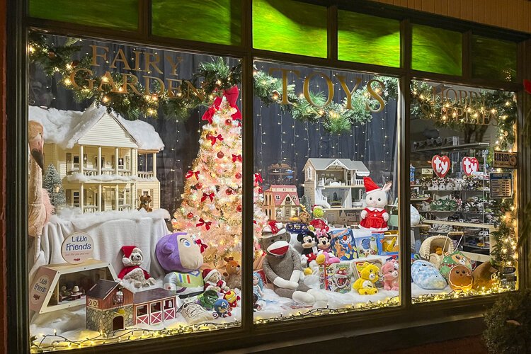 玩具，娃娃和迷你圣诞橱窗展示