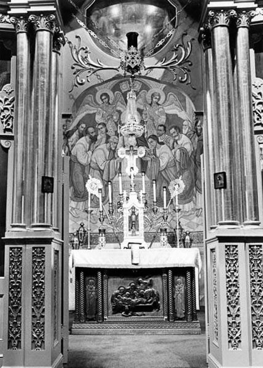 1974年，圣狄奥多西俄罗斯东正教大教堂内部