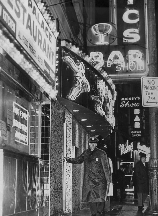 1964年，一名警察在肖特文森特附近的酒吧和夜总会巡逻。