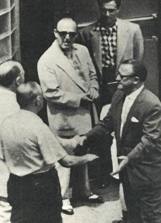 上世纪50年代中期，尚多尔·伯恩斯在剧院前和他的朋友们打招呼