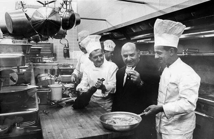 1961年剧场烧烤餐厅厨房里的口味测试