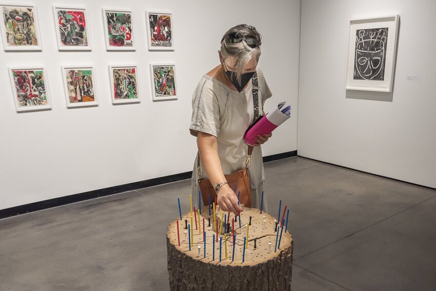 中央情报局的Reinberger画廊包括Dexter Davis的The Less Dead，其中包括绘画，混合媒介拼贴画和雕塑。