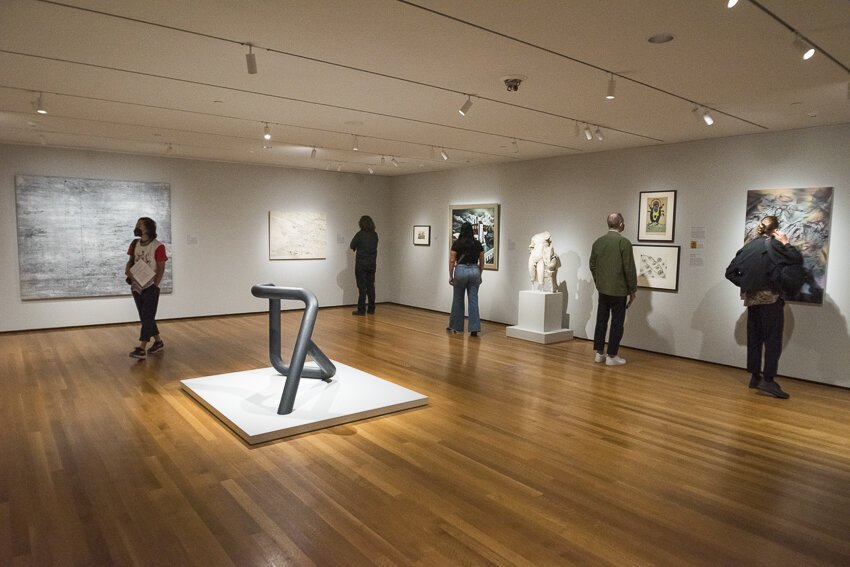 克利夫兰艺术博物馆(Cleveland Museum of Art)将朱莉·梅雷图(Julie Mehretu)的作品与来自CMA百科全书式收藏的作品进行了对话，梅雷图之所以选择这些作品，是因为它们与她自己的艺术实践有密切关系。