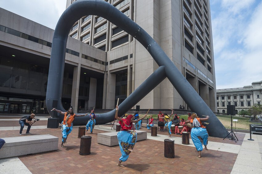 雕塑家Isamu Noguchi的作品《传送门》是一个36英尺高的黑色钢管雕塑，位于凯霍加司法中心外，是由Joe Namy和Djapo文化艺术公司共同制作的。