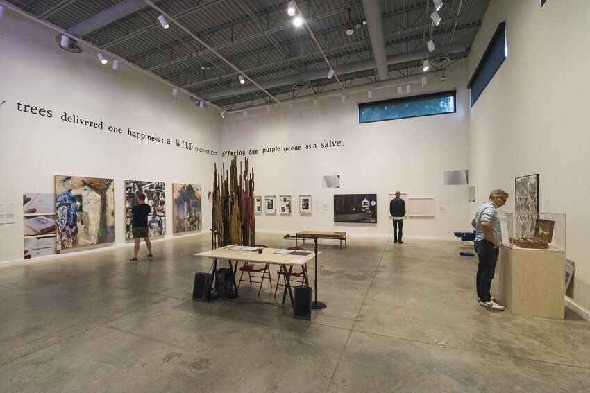 变压器站的FRONT PNC展览中心以艺术家Sarah Oppenheimer和Tony cockes的代际群展为特色，融合了他们独特的互动建筑和移动图像方法。