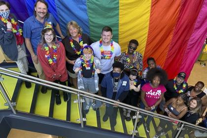 大克利夫兰LGBT社区中心的一所学校的学生和克利夫兰布朗队的约翰尼·斯坦顿