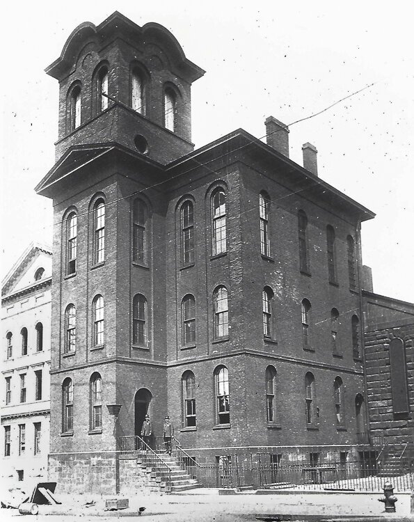 1893年，克利夫兰警察第一分局和总部位于尚普兰街97号，就在大楼被拆除之前。