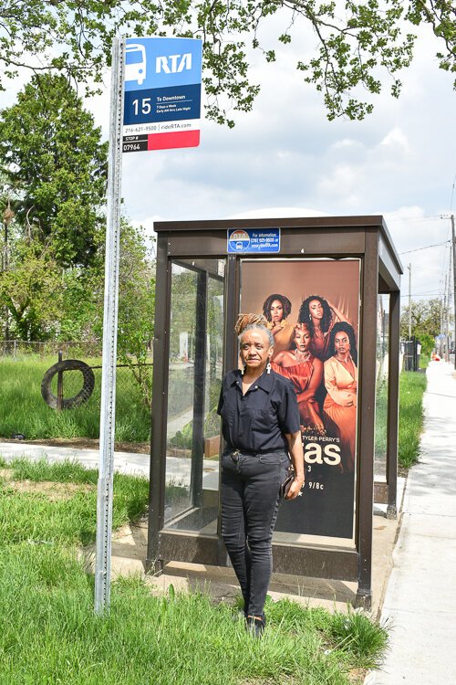 马韦塔·卢瑟福(Marvetta Rutherford)是克利夫兰公共交通倡议组织的发言人，她在Union-Miles社区的一个公交车站等待。