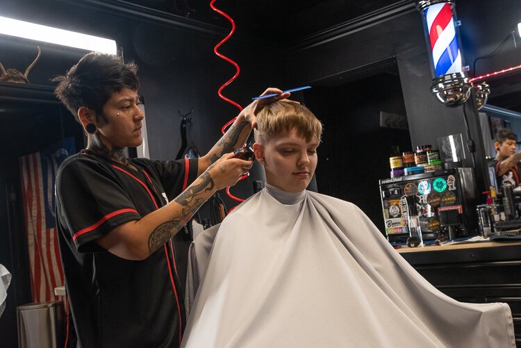 Barbercult的老板Ariana Perez在她位于莱克伍德的店里为顾客Kerstynne Wolchanski理发
