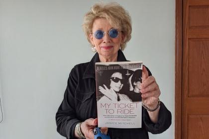 珍妮丝·米切尔在《我的旅行票:我如何逃到英国去见披头士乐队，并在克利夫兰被禁止摇滚(1964年的真实故事)》一书中记录了她的青少年旅行。