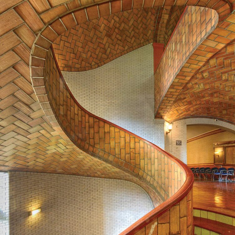 卡耐基梅隆大学贝克大厅的瓜斯塔维诺拱形楼梯建于1914年，它非常复杂，以至于麻省理工学院的学生还没有想出如何复制它。