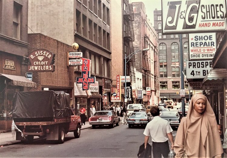 当时第四东街还是第四街奥托·莫泽的店就在左边。