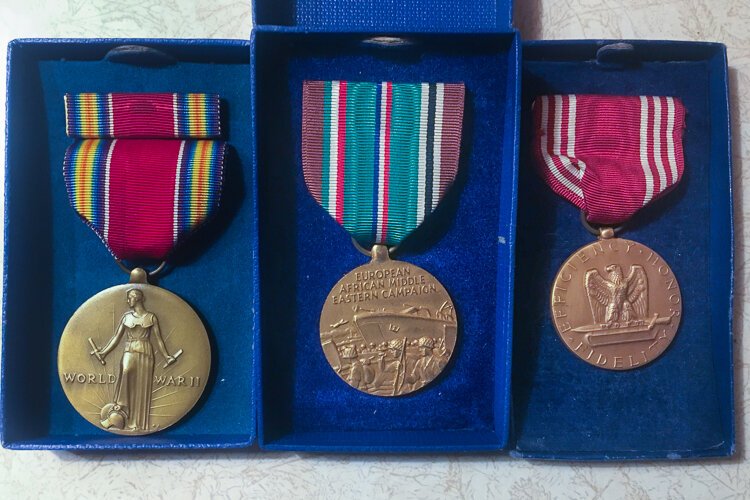 左-右:第二次世界大战胜利勋章，欧洲战区战役勋章和军队良好行为奖章