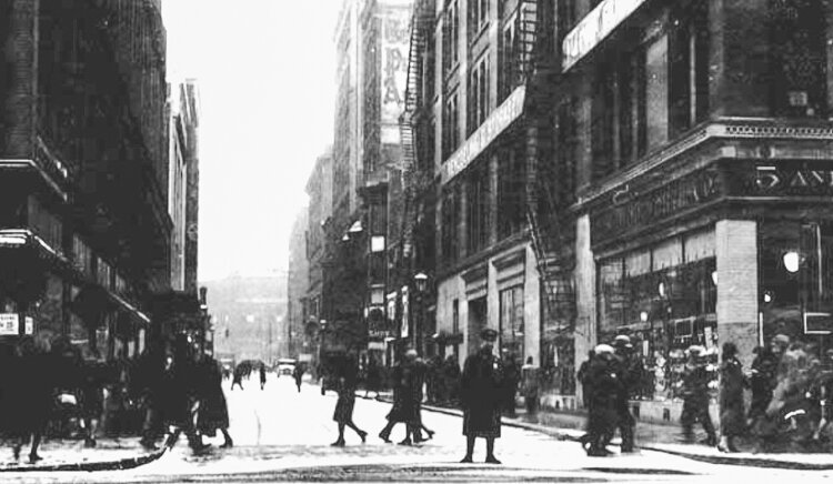 大约1915年的老东第四街，奥托·莫泽(Otto Moser)在街道的右边(西边)大约100码。