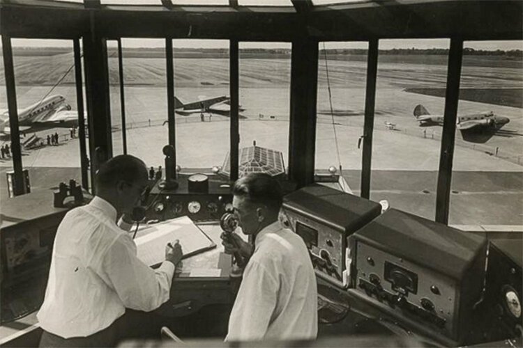 两个20世纪30年代的无线电管制员在克利夫兰市立机场工作
