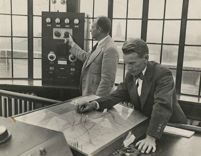 20世纪30年代，在克利夫兰市机场，两名空中交通管制员正在绘制地图