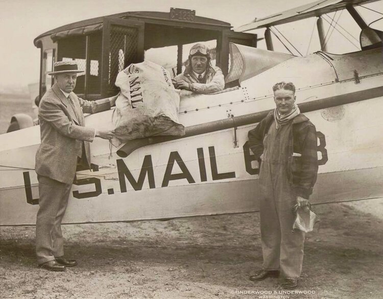 1927年6月10日，空邮飞行员克利夫兰、雪莉·j·肖特(在飞机上)和哈里·g·史密斯(右)。