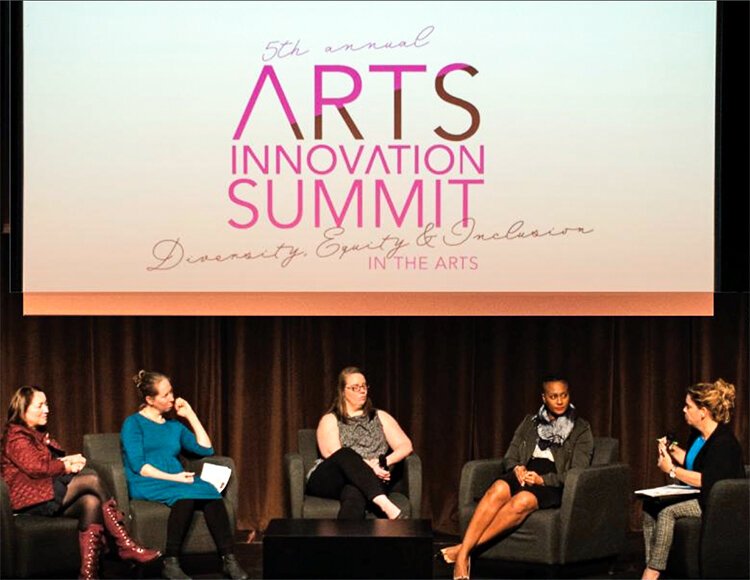 莫妮卡·托雷斯、玛丽娜·劳申费尔斯、梅根·杨、阿西拉·沙利夫和吉尔·保尔森在2019年艺术创新峰会上