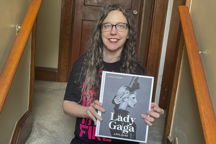 安妮和她关于Lady Gaga的书《掌声