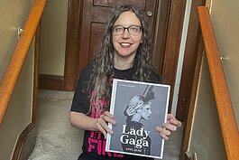 安妮和她关于Lady Gaga的书《掌声