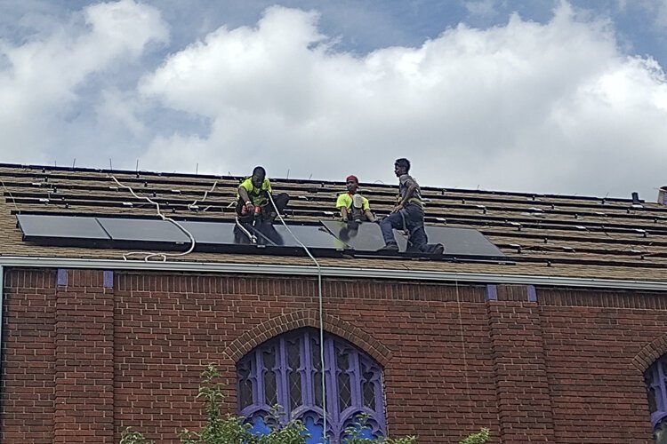在安装太阳能电池板之前，倾斜的屋顶必须被“支撑”起来。