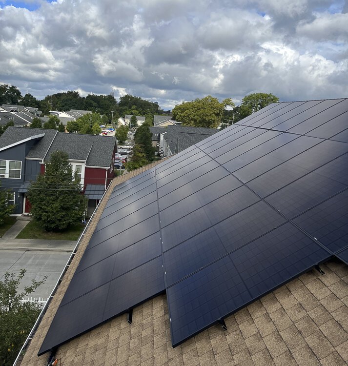 金士曼道7100号花园谷社区屋安装40板屋顶太阳能电池板。