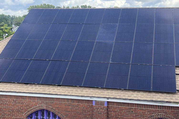 金士曼道7100号花园谷社区屋安装40板屋顶太阳能电池板。