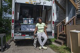 贾凯拉·班克斯(Ja'Kaila Banks)正从她位于克利夫兰底特律-肖韦社区的复式公寓搬出。
