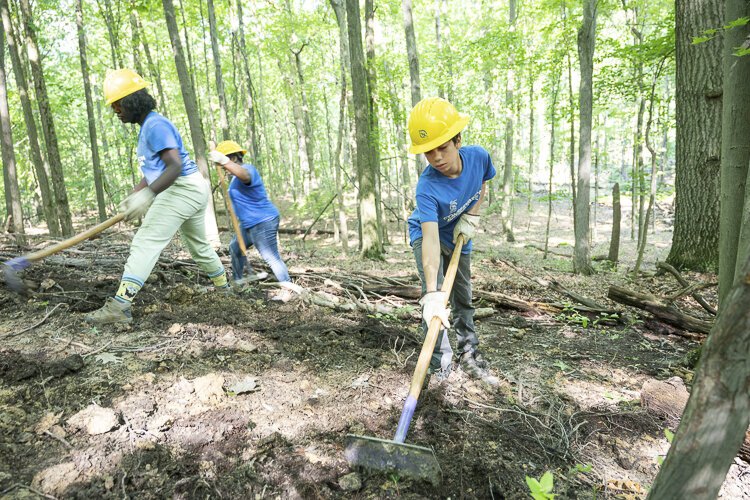 SCA克利夫兰都市公园步道团项目团队成员，建造和保护步道的高中生。