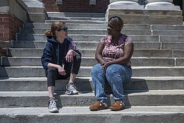 斯蒂芬妮·托马斯(左)是非营利组织的城市社区街道拓展工作者，她协助切尔·金(右)申请快速安置计划