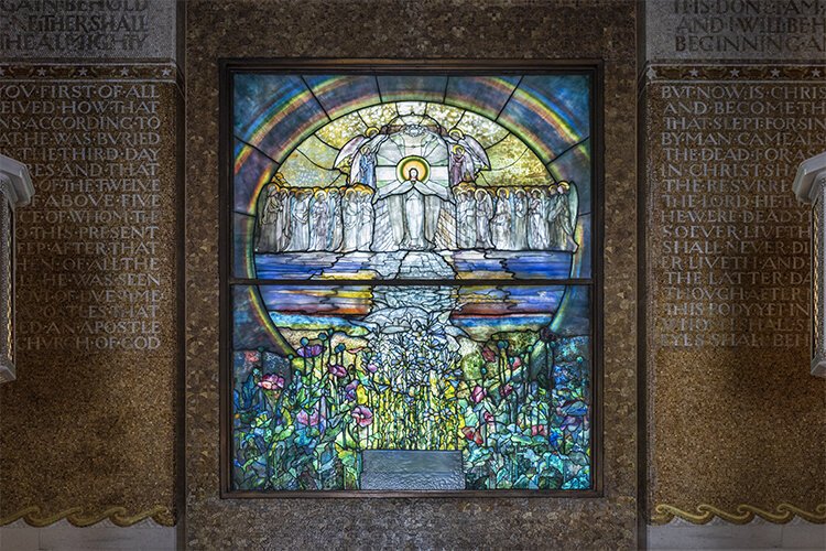 韦德纪念教堂的彩色玻璃窗名为“复活”，由Tiffany的工作人员Agnes Northrop设计