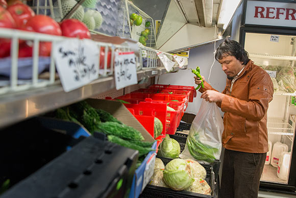 位于西127街和洛莱恩大街交汇处的南亚杂货店