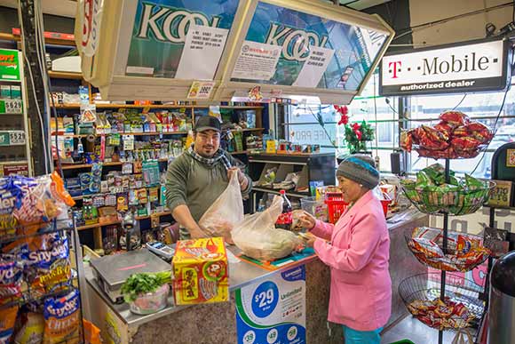 位于西127街和洛莱恩大街交汇处的南亚杂货店