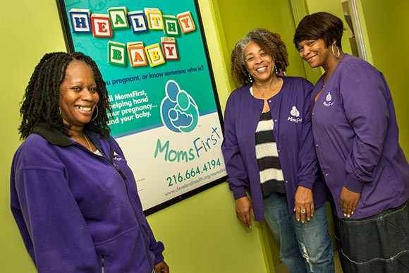 布里杰塔·利维森，克里斯特尔·卡尔霍恩和安吉拉·戈伯尔·伍德森在梅·杜根中心参加了“母亲优先”项目