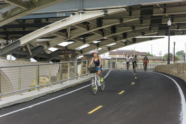 交通运输部在Tremont的Towpath Trail路段