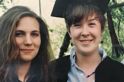 特蕾西·哈尔沃森和艾米·戈德堡在1993年毕业典礼上