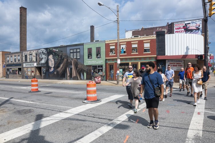 地铁西部社区发展组织的里卡多·莱昂带领徒步游览经过克拉克大道和西25街的It’s Up to Us壁画。
