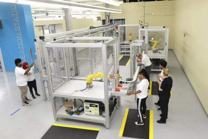 凯霍加社区学院的卓越制造技术中心正在采取积极的方法，通过研讨会、培训、认证，甚至是制造和运营工程技术方面的副学士学位。