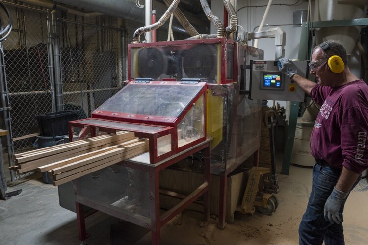 MAGNET为克利夫兰威士忌公司制造了一个机器人，可以把木头切成完美的一英寸方形，这样工程师就可以做他们真正的工作了。