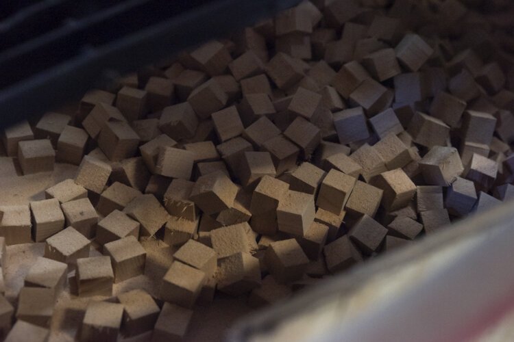 克利夫兰威士忌店里这些完美的一英寸方形木头是由MAGNET制造的机器人切割的。