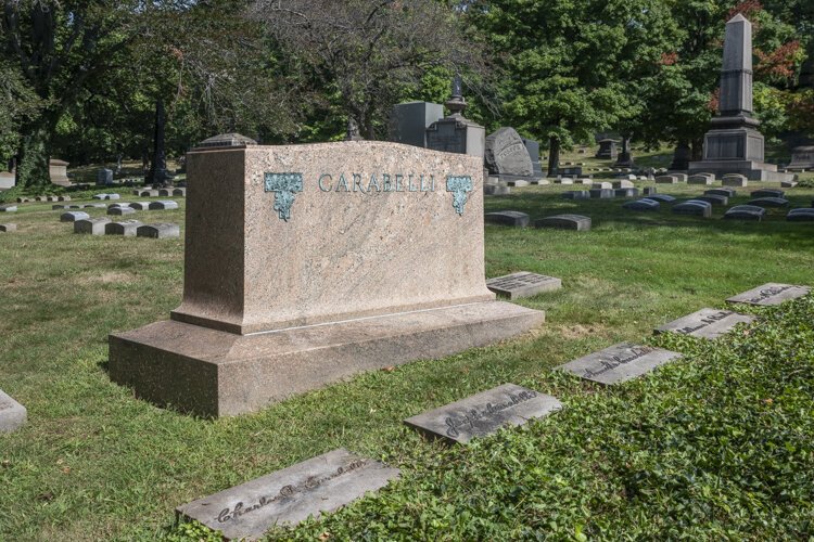 约瑟夫·卡拉贝利船长的坟墓，他是石匠、雕刻家和小意大利的创始人。